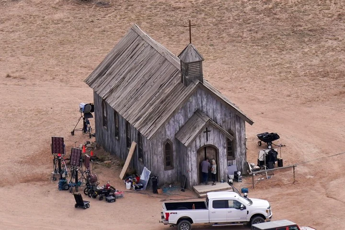 El incidente ocurri&oacute; unas semanas despu&eacute;s de que el actor matara por accidente a la directora de fotograf&iacute;a Halyna Hutchins en esta iglesia (AP).