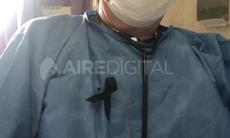 Lo que reclaman los médicos es la dignificación de su trabajo, el reconocimiento, por la cantidad de horas que se necesitan para sobrevivir, por el pluriempleo, por la falta del descanso, por los magros pagos, por la inestabilidad laboral y la demandas judiciales que se dan ante una equivocación, que puede ocurrir en el manejo diario de seres biológicos, y por lo que son severamente cuestionados. Lo que reclaman los médicos es la dignificación de su trabajo, el reconocimiento, por la cantidad de horas que se necesitan para sobrevivir, por el pluriempleo, por la falta del descanso, por los magros pagos, por la inestabilidad laboral y la demandas judiciales que se dan ante una equivocación, que puede ocurrir en el manejo diario de seres biológicos, y por lo que son severamente cuestionados.
