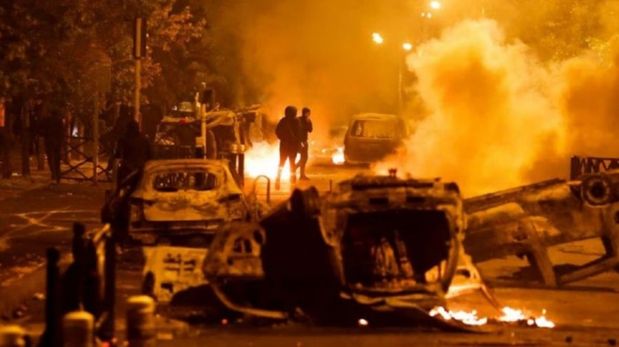 Protestas, incendios, saqueos y represión en Francia por la muerte de un joven de 17 años en manos de la policía.