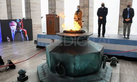 El gobernador de Santa Fe, Omar Perotti, la vicegobernadora, Alejandra Rodenas y el intendente Pablo Javkin estuvieron en el Monumento a la Bandera en Rosario. encabezaron el acto por el día de la bandera. El gobernador de Santa Fe, Omar Perotti, la vicegobernadora, Alejandra Rodenas y el intendente Pablo Javkin estuvieron en el Monumento a la Bandera en Rosario. encabezaron el acto por el día de la bandera.