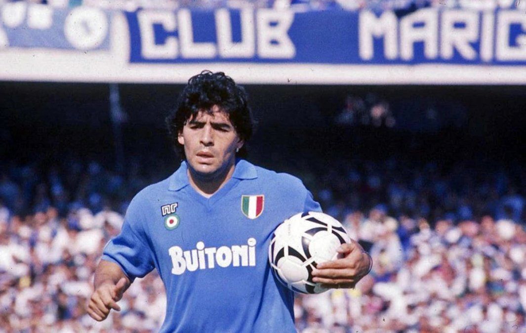 La camiseta que usó Maradona en el Nápoli fue subastada en 7.500 euros
