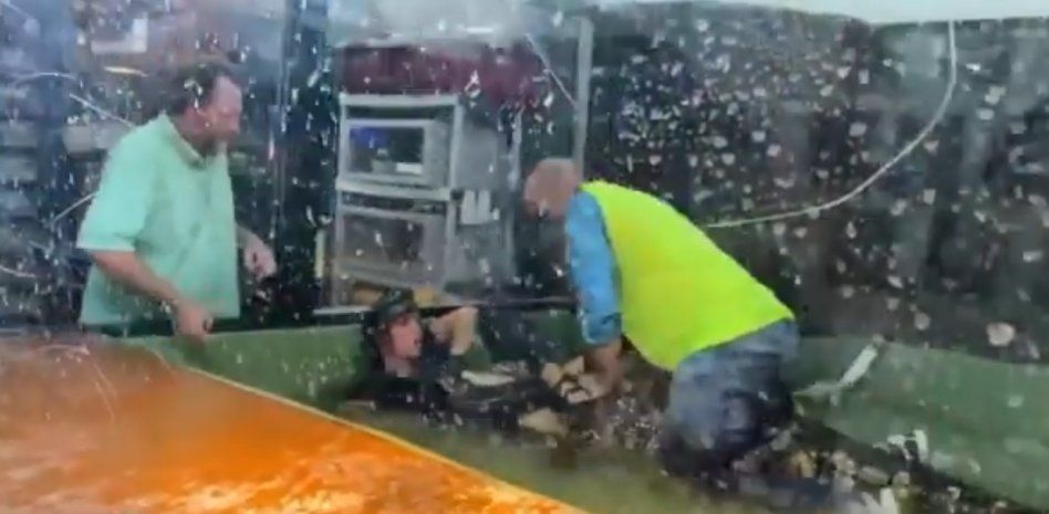 Un hombre le salvó la vida a la empleada del zoológico.