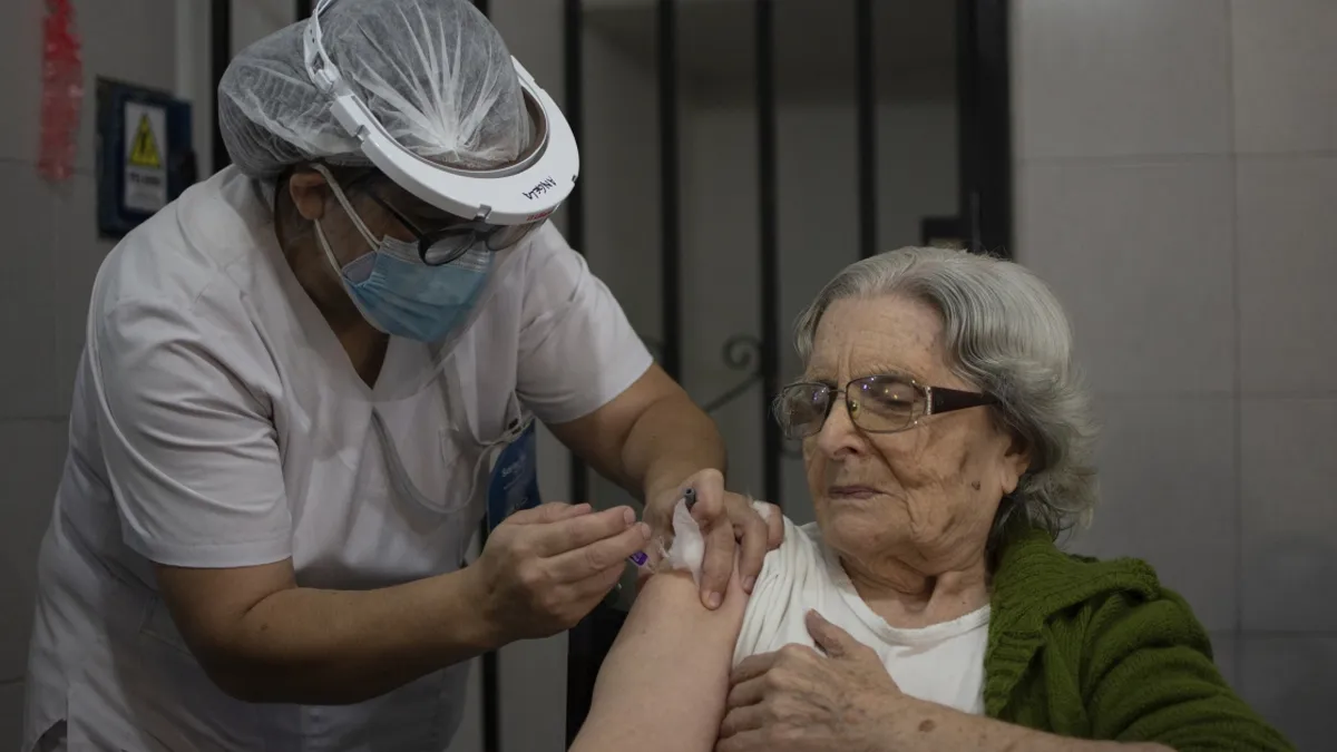 El Ministerio de Salud lanza la campaña de vacunación en los geriátricos de la provincia, se estima que alcanzará a 20.000 personas entre adultos mayores y personal.