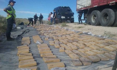El cargamento de marihuana fue advertido en plena ruta, cuando iba dentro de un camión. El cargamento de marihuana fue advertido en plena ruta, cuando iba dentro de un camión.