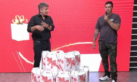 Marcelo, su esposa Silvia y sus mellizos donaron con amor diez cajas navideñas para la campaña solidaria de AIRE y el Movimiento Los Sin Techo. Marcelo, su esposa Silvia y sus mellizos donaron con amor diez cajas navideñas para la campaña solidaria de AIRE y el Movimiento Los Sin Techo.