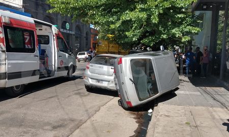Así quedaron los automóviles tras el impacto. Un peatón se salvó de milagro. Así quedaron los automóviles tras el impacto. Un peatón se salvó de milagro.