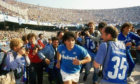 Maradona vestía por primera vez la camiseta azul del Napoli.&nbsp;