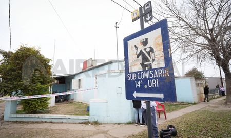 Dos detenidos alojados en la subcomisaría 14° de la ciudad de Santa Fe fallecieron este lunes producto de un incendio generado en uno de los calabozos. Dos detenidos alojados en la subcomisaría 14° de la ciudad de Santa Fe fallecieron este lunes producto de un incendio generado en uno de los calabozos.