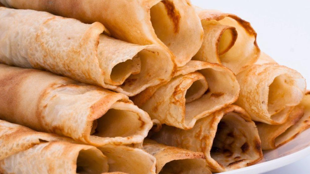 Para panqueques dulces clásicos, rellenar con dulce de leche y enrollar. Para una versión salada, se pueden usar con jamón y queso o como base para canelones gratinados.