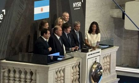 Javier Milei hizo sonar la campana en Wall Street para dar inicio a la jornada bursátil. Javier Milei hizo sonar la campana en Wall Street para dar inicio a la jornada bursátil.