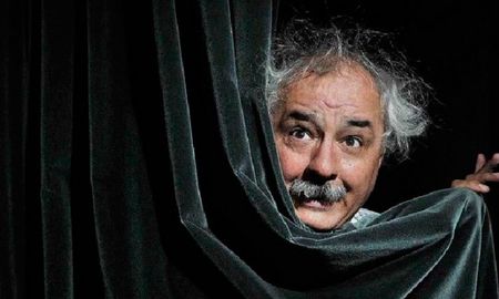Chichilo Viale, especialista en hacer reír mediante monólogos y stand-up, ya hizo dos presentaciones por streaming en medio de la pandemia y se prepara para otros dos shows antes de fin de año. Chichilo Viale, especialista en hacer reír mediante monólogos y stand-up, ya hizo dos presentaciones por streaming en medio de la pandemia y se prepara para otros dos shows antes de fin de año.