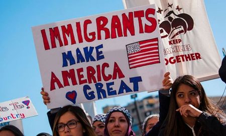 EE.UU. flexibilizó las condiciones para negar la residencia permanente a inmigrantes considerados una carga económica para el país. EE.UU. flexibilizó las condiciones para negar la residencia permanente a inmigrantes considerados una carga económica para el país.