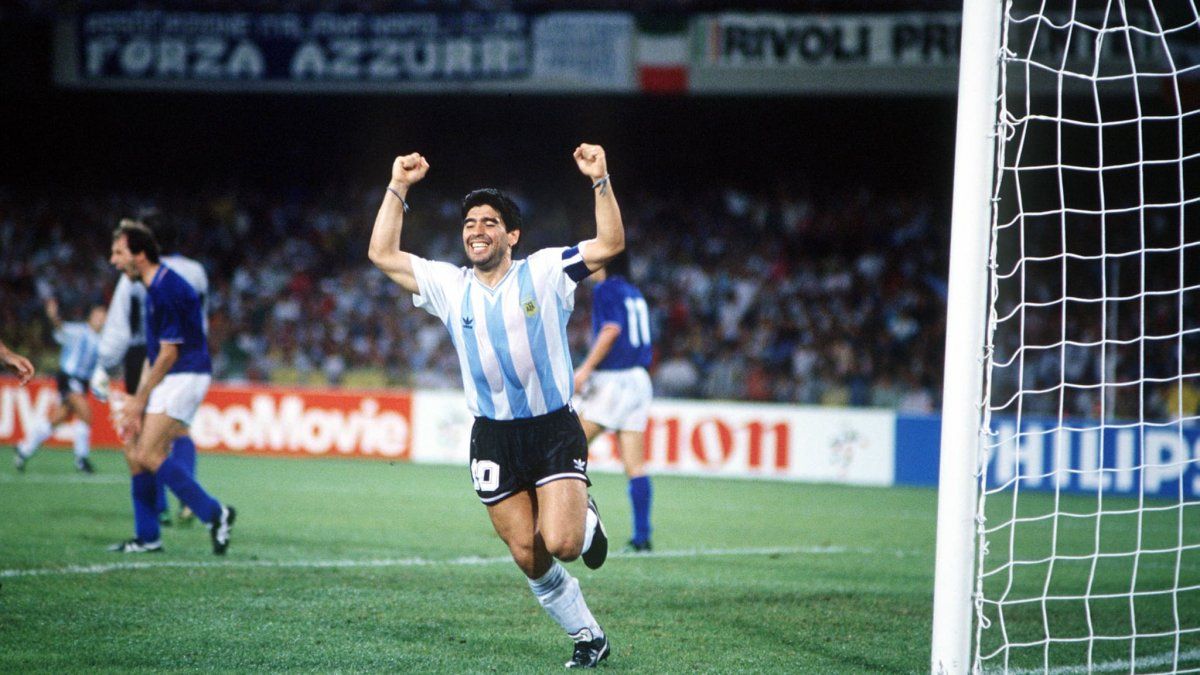 La publicación de Maradona por los 30 años de Italia 90: No tenía uña en el dedo gordo del pie, dimos todo