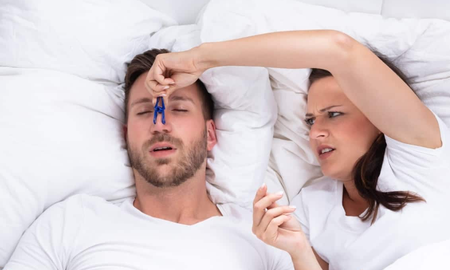 3 consejos para descansar correctamente si dormís con alguien que ronca