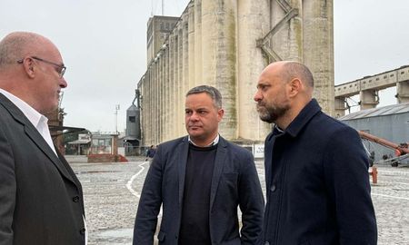 El ministro Puccini presentó a Leandro González como nuevo presidente del Ente Administrador del Puerto de Santa Fe. El ministro Puccini presentó a Leandro González como nuevo presidente del Ente Administrador del Puerto de Santa Fe.