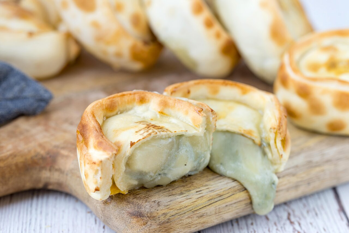 Las empanadas de jamón y roquefort son una opción estupenda si querés sorprender a tu familia o amigos con algo diferente. Las empanadas de jamón y roquefort son una opción estupenda si querés sorprender a tu familia o amigos con algo diferente. 