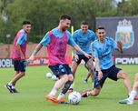 La Selección Argentina viaja este lunes a Paraguay para ser homenajeado por Conmebol y luego afrontar este martes el amistoso ante Curazao.