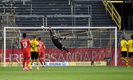 El instante en que la pelota supera la posición de Roman Bürki y el Bayern Munich se puso en ventaja en el clásico alemán gracias a una espectacular definición de Joshua Kimmich. El instante en que la pelota supera la posición de Roman Bürki y el Bayern Munich se puso en ventaja en el clásico alemán gracias a una espectacular definición de Joshua Kimmich.
