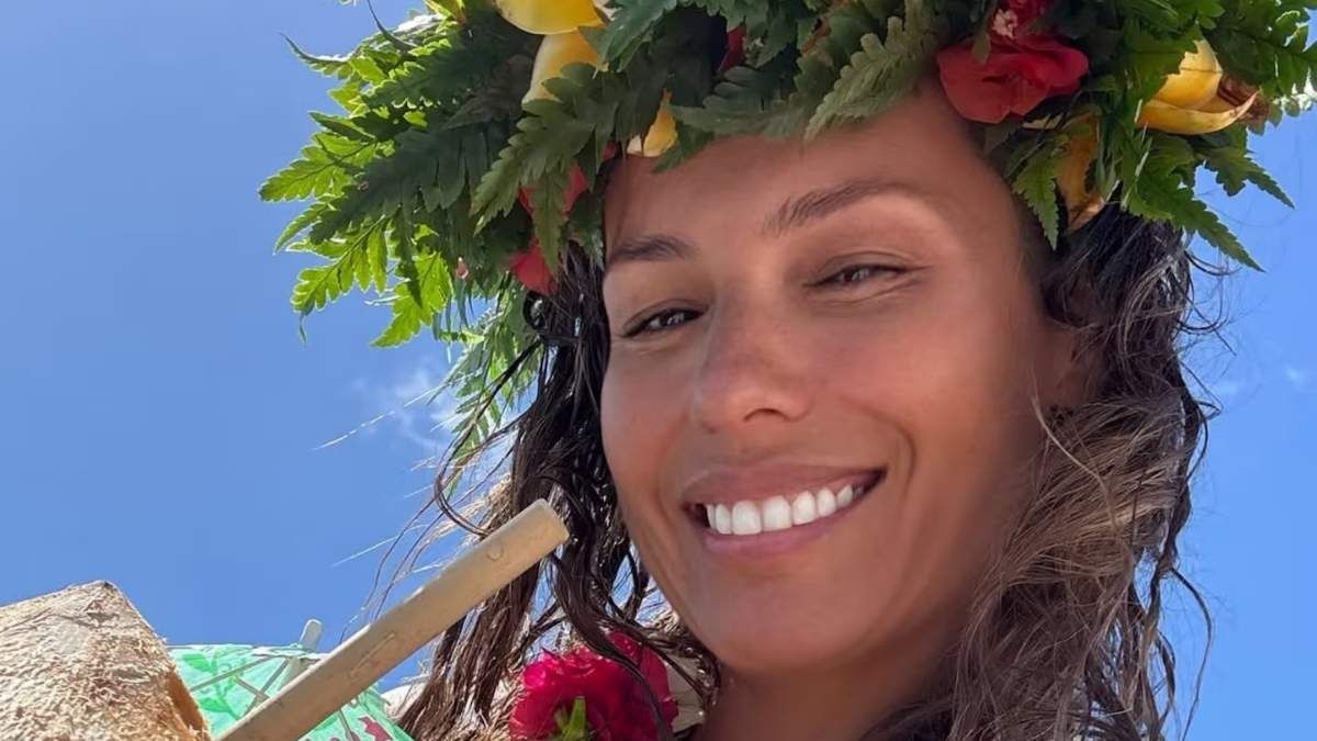 Pampita combinó microbikini roja y vestido marrón con accesorios que marcaron tendencia en la Polinesia Francesa.&nbsp;