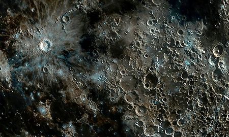 La imagen muestra a la perfección los cráteres del satélite natural de la Tierra. La imagen muestra a la perfección los cráteres del satélite natural de la Tierra.