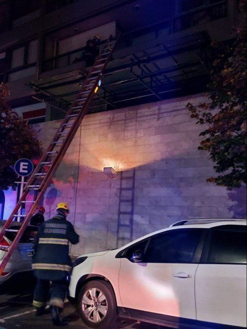 La menor cayó del balcón de un quinto piso a un tinglado que se encuentra en el primero.