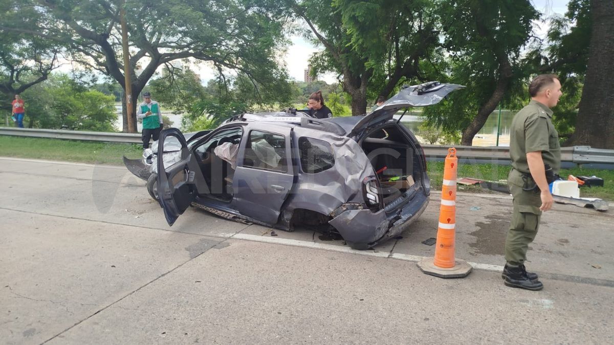 Accidente en Circunvalación: perdió el control, golpeó el guardarraíl y quedó destruido