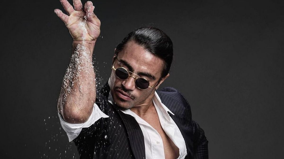 Nusret Gökçe, apodado Salt Bae, es un cocinero y restaurador turco propietario de Nusr-Et, una cadena turca de steakhouses. Su arte de cocinar y preparar la carne se convirtió en una sensación de internet. Posee formación como carnicero y cocinero.