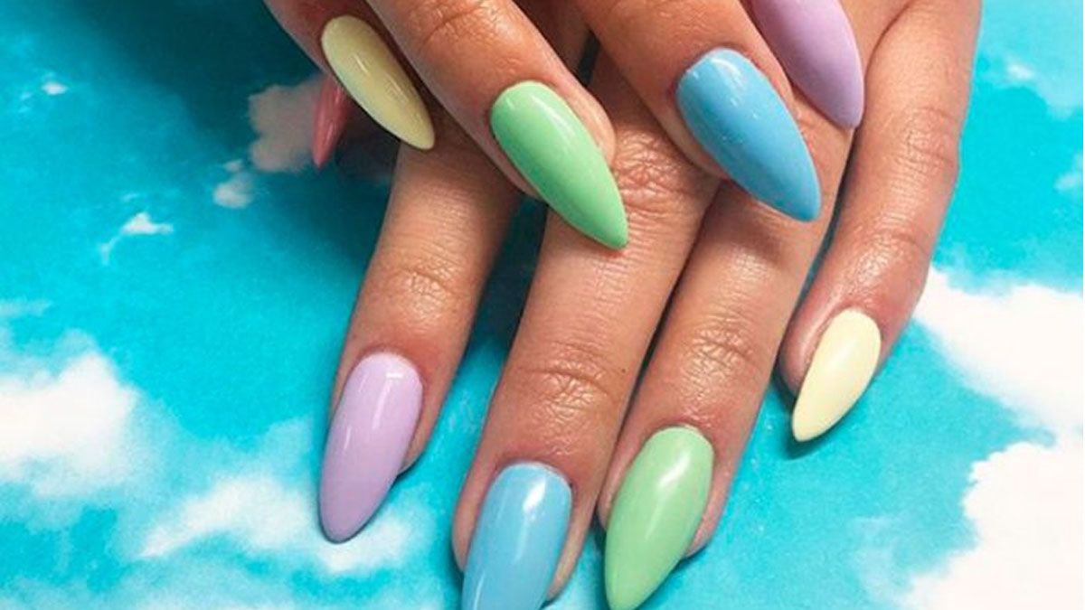 Pastel rainbow nails, la tendencia en manicura de este 2020