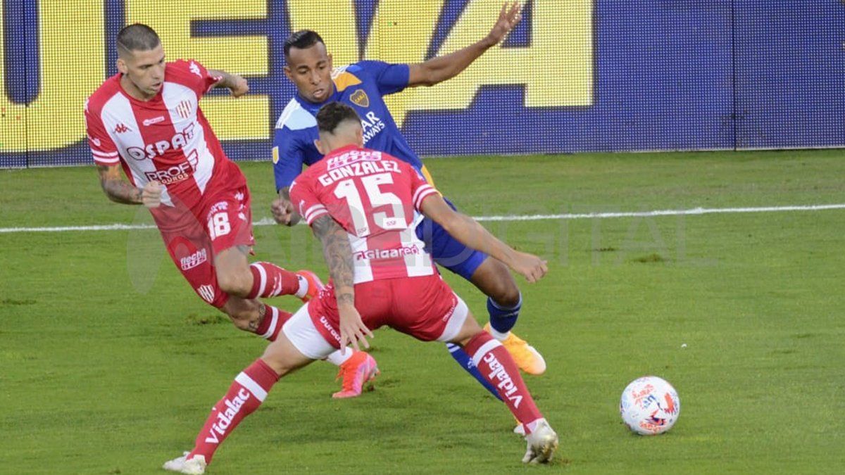 La defensa de Unión estuvo muy pendiente del colombiano Sebastián Villa. El delantero de Boca puede ser muy desequilibrante en velocidad y los jugadores tatengues no lo dejaron jugar suelto en ningún momento.