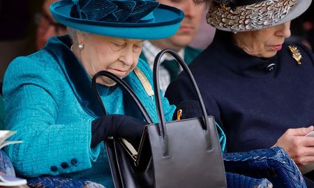 La reina Isabel II no se separaba de sus carteritas de Launer. La reina Isabel II no se separaba de sus carteritas de Launer.