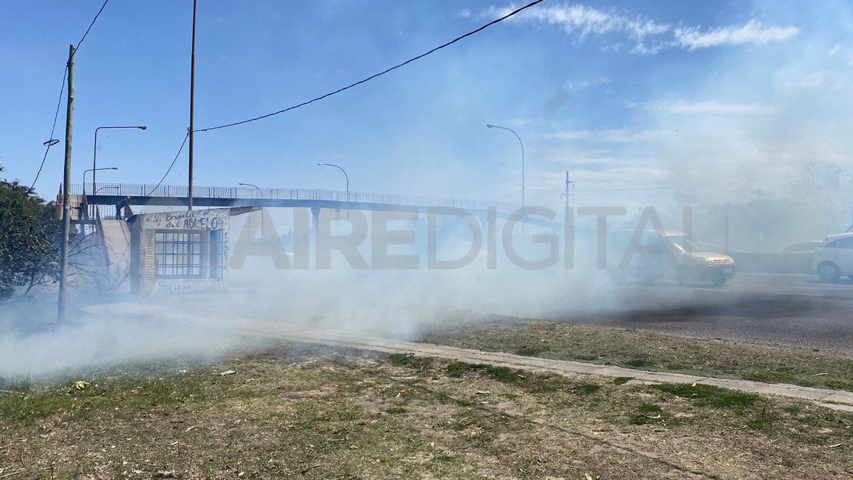El humo es denso y puede provocar accidentes en este tramo de la autovía de la Ruta Nacional 168.