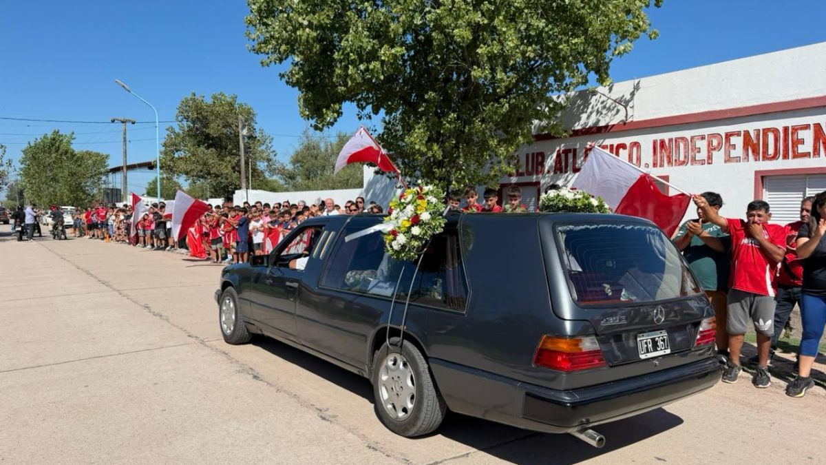 El club Independiente de San Cristobal despidió a Ian, que formaba parte de la institución como arquero. El club Independiente de San Cristobal despidió a Ian, que formaba parte de la institución como arquero.