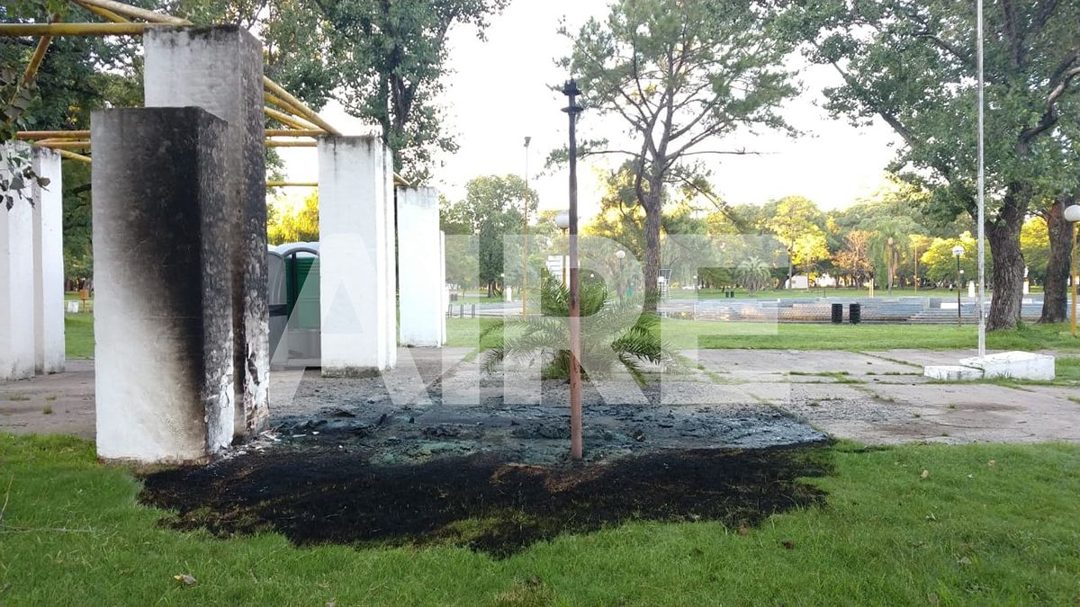 Se desconocen los motivos de la quema de los baños químicos del Parque Garay.
