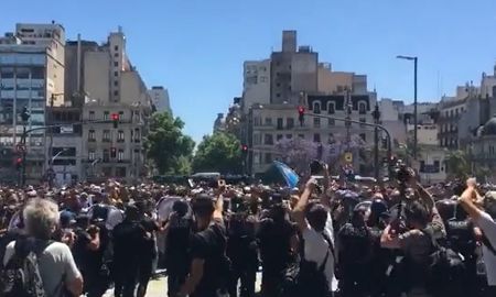 Cerca del mediodía la 9 de Julio se vio convulsionada. Cerca del mediodía la 9 de Julio se vio convulsionada.