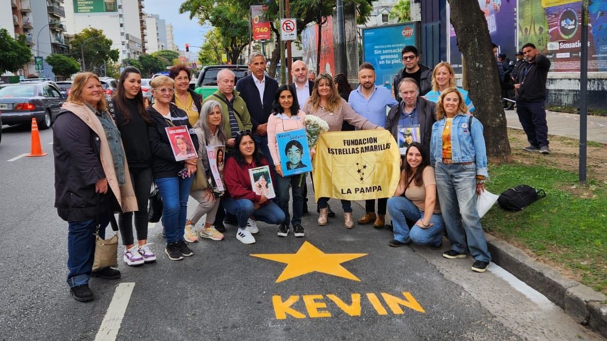 Viviam pintando la estrella amarilla en el lugar donde fue atropellado su hijo Kevin Sedano en el 2002. Viviam pintando la estrella amarilla en el lugar donde fue atropellado su hijo Kevin Sedano en el 2002.