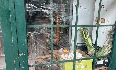 Un hombre de 31 años fue retenido por vecinos y luego demorado por la policía tras provocar daños en un comercio del centro de Santa Fe. Un hombre de 31 años fue retenido por vecinos y luego demorado por la policía tras provocar daños en un comercio del centro de Santa Fe.