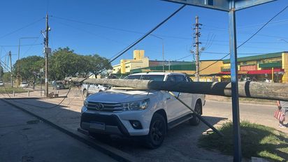 Santa Fe: un camión derribó dos postes y dañó vehículos estacionados en avenida Aristóbulo del Valle