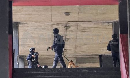 En un intenso operativo, la Policía de Santa Fe realizó una requisa en conjunto con personal del servicio penitenciario en el estadio de Newells. En un intenso operativo, la Policía de Santa Fe realizó una requisa en conjunto con personal del servicio penitenciario en el estadio de Newells.