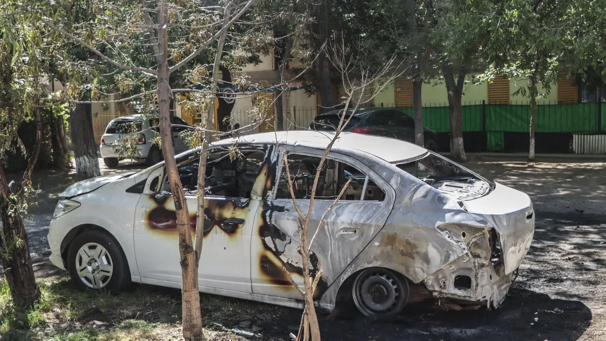 Macabro asesinato en Buenos Aires: hallaron un auto incendiado con el cadáver de un hombre en el baúl