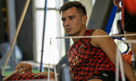 El mediocampista sabalero sufrió un esguince en su rodilla derecha que lo marginará entre tres y cuatro semanas de la competencia. El mediocampista sabalero sufrió un esguince en su rodilla derecha que lo marginará entre tres y cuatro semanas de la competencia.