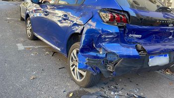 Chocó un auto estacionado en pleno centro de Santa Fe y se dio a la fuga