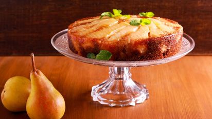 La torta invertida de peras de Maru Botana: la receta clásica con caramelo y un toque de oporto