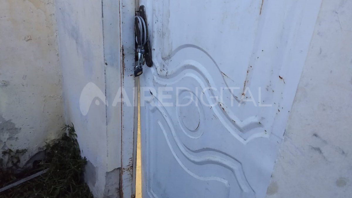 As&iacute; qued&oacute; la puerta que fue violentada por los delincuentes.&nbsp;