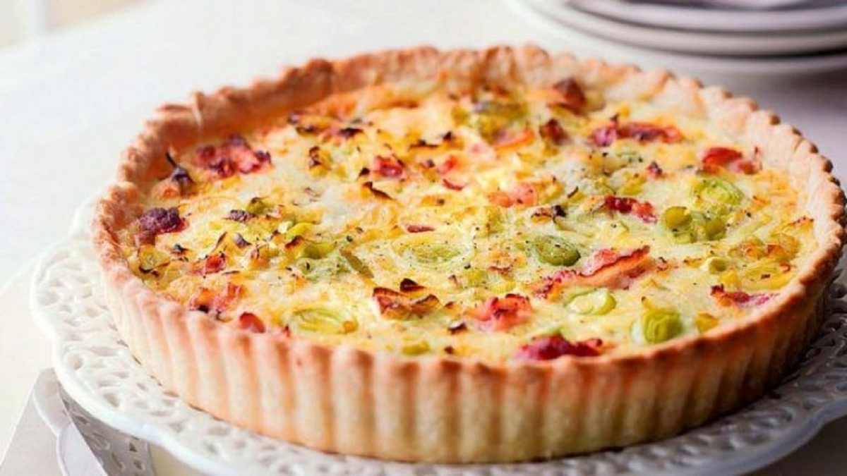 La tarta de cebolla, queso y panceta es un plato que combina sabores únicos. La tarta de cebolla, queso y panceta es un plato que combina sabores únicos.