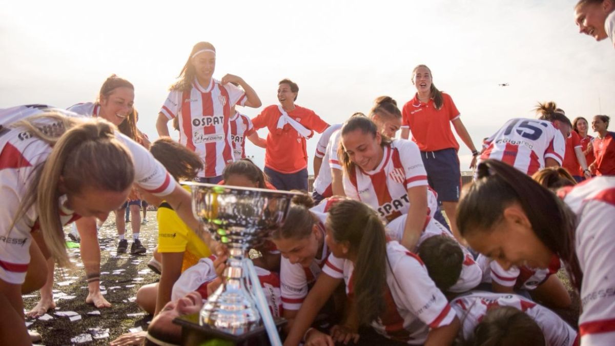 Unión derrotó a Lanús y ascendió a la Primera del fútbol femenino.