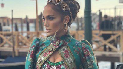 Jennifer Lopez se fotografió en Venecia con un original modelo Dolce & Gabbana