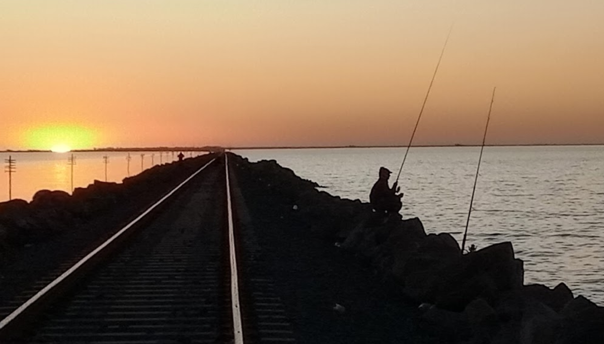 Laguna la Picasa es un gran espejo de agua, la cual la atraviesa una vía de tren.