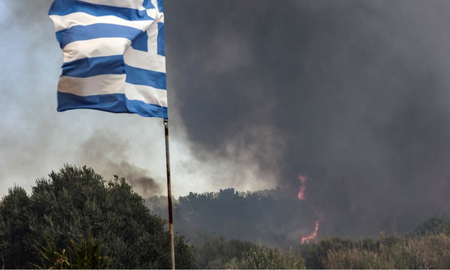 Se calcula que ya se perdieron más de 2.500 hectáreas de bosque de pinos a causa de las llamas. Foto: AFP Se calcula que ya se perdieron más de 2.500 hectáreas de bosque de pinos a causa de las llamas. Foto: AFP