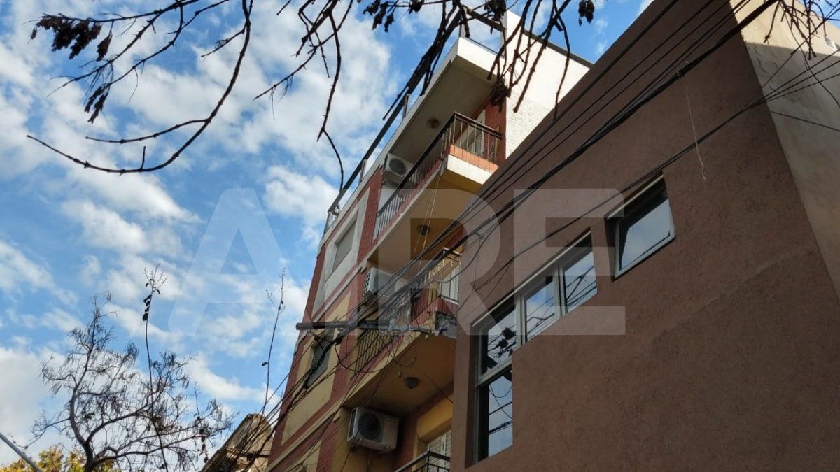 Fuentes judiciales confirmaron que la mujer cay&oacute; desde la terraza.&nbsp;