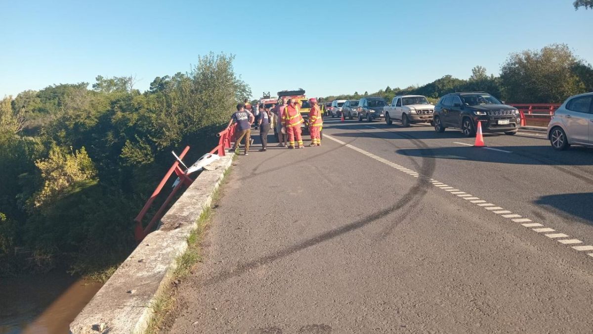El camionero logró salir del vehículo antes de que se hundiera en el río Carcarañá y fue trasladado con heridas leves.